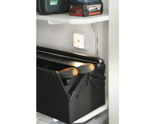 Fotografie a unui dulap cu o cutie de scule și o lumină alimentată de baterii