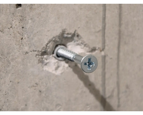 Șurub de fixare într-un perete de beton