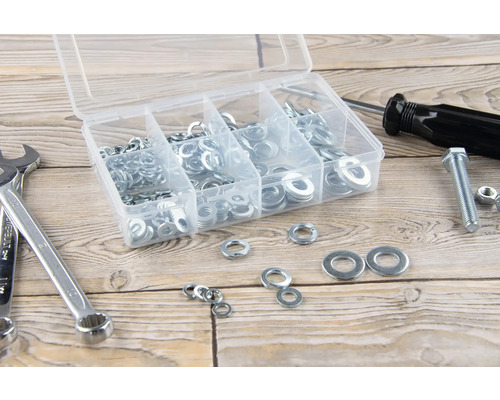 Cutie de sortiment cu șaibe, cheie, șurubelniță, șurub și piuliță pe o masă de lemn