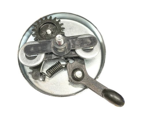 Vedere interioară a unui deschizător de conserve cu roată dințată, rolă și mecanism de pârghie