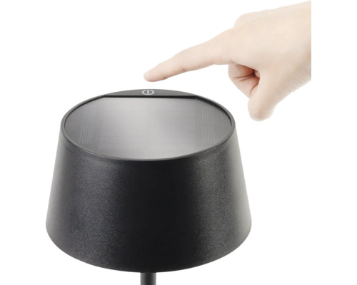 Pornirea lămpii solare cu degetul