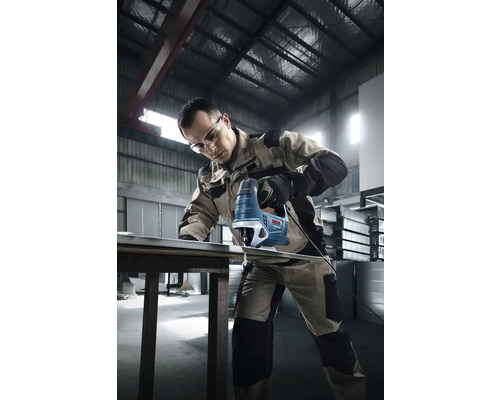 Artizan cu fierăstrău Bosch tăind metal