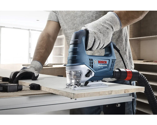 Meșterul folosește un ferăstrău vertical Bosch GST 750 pentru a tăia lemnul