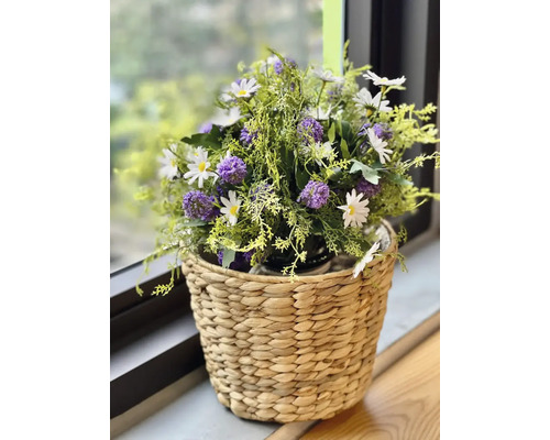 Coș cu margarete artificiale și smocuri violete