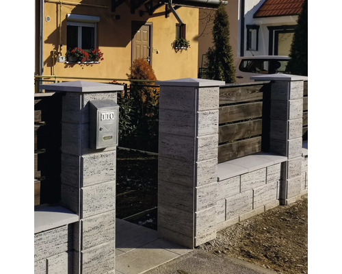 Poartă de intrare cu cutie poștală și elemente din lemn în fața unei case