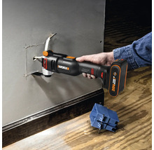 Unealtă multifuncțională WORX la tăierea unei plăci metalice