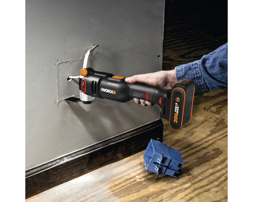 Unealtă multifuncțională WORX la tăierea unei plăci metalice