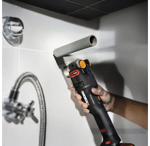 Un instrument multifuncțional taie o conductă într-o baie.