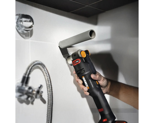 Un instrument multifuncțional taie o conductă într-o baie.