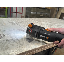 Unealtă multifuncțională Worx Sonicrafter în uz pe plăci ceramice