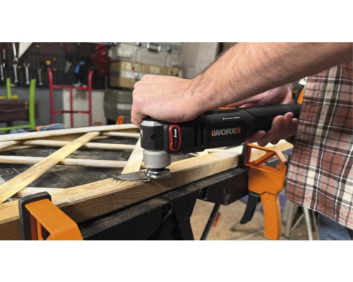 Un bărbat taie lemn cu un multi-instrument oscilant de la Worx