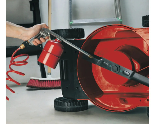 Curățarea unei mașini de tuns iarba cu un pistol de curățat