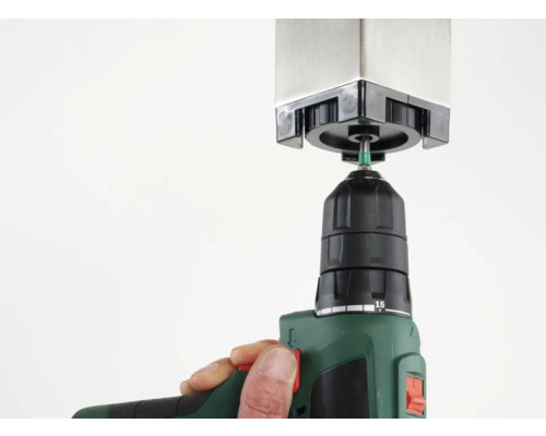 O mașină de găurit fixează un stâlp de gard.