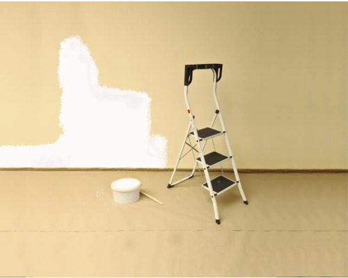 Renovare pereți cu vopsea, scară și recipient pentru vopsea