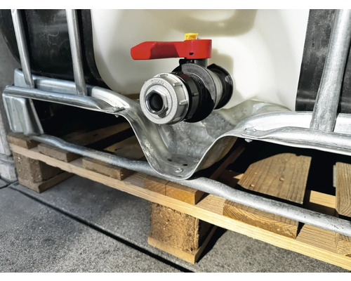 Imagine detaliată a unui container IBC cu robinet de scurgere pe un palet de lemn