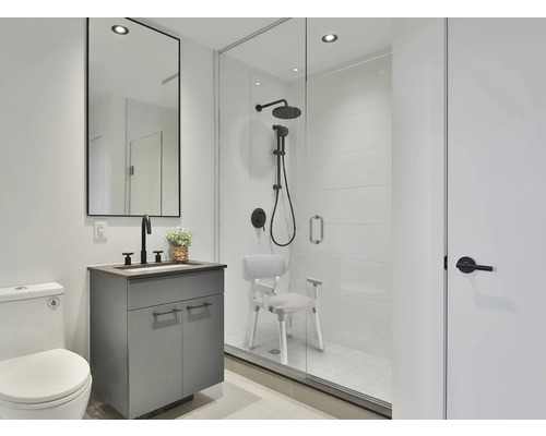 Baie cu duș, dulap de bază pentru lavoar, oglindă și toaletă