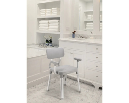 Scaun de duș cu spătar și brațe într-o baie luminoasă