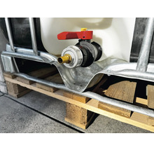 Prim-plan al unui container IBC cu robinet de scurgere pe un palet