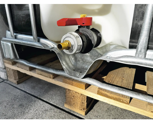 Prim-plan al unui container IBC cu robinet de scurgere pe un palet