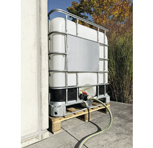 Rezervor de apă pe palet cu furtun conectat