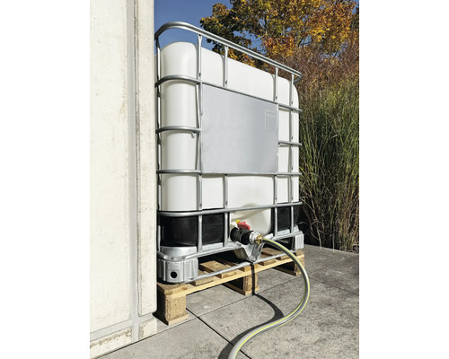 Rezervor de apă pe palet cu furtun conectat