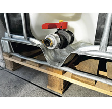 Rezervor de apă cu robinet de scurgere pe un palet din lemn