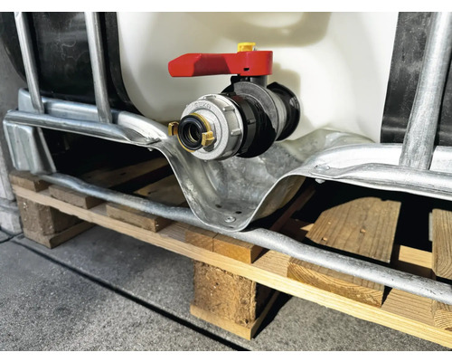 Rezervor de apă cu robinet de scurgere pe un palet din lemn