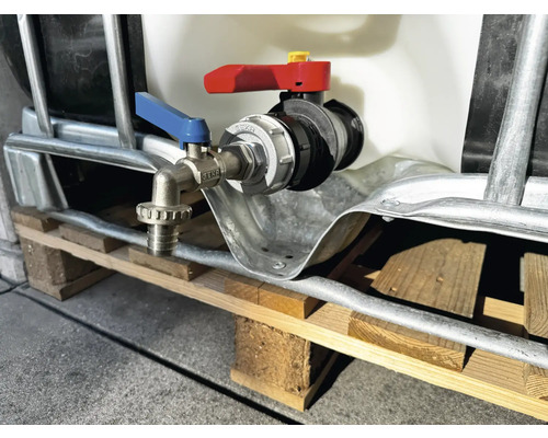 Rezervor de apă cu robinet de scurgere montat pe un palet