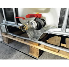 Container IBC cu robinet de scurgere și cuplă GEKA pe palet