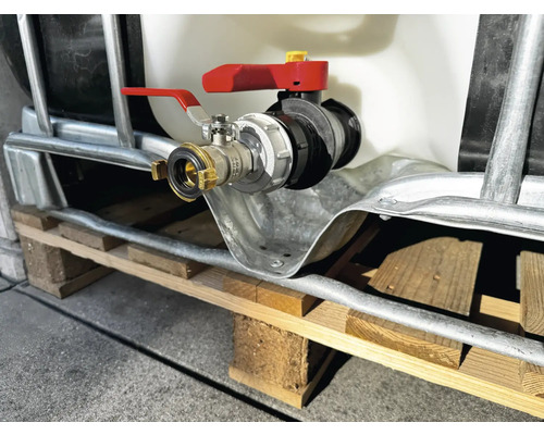 Container IBC cu robinet de scurgere și cuplă GEKA pe palet