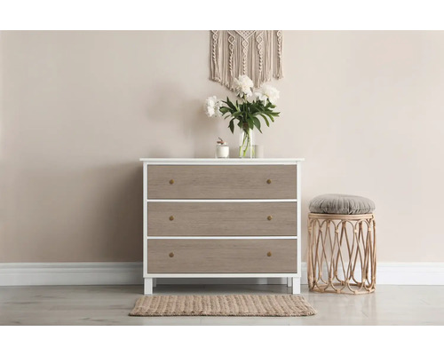 Comodă cu trei sertare, taburet și decorațiuni