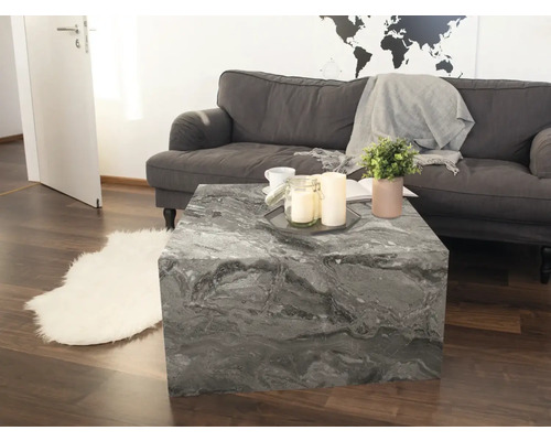 Living cu canapea gri și măsuță de cafea pătrată cu aspect de marmură