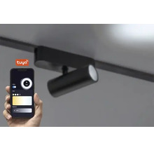 Mână care ține un smartphone cu o aplicație pentru a controla o lumină LED neagră pe șină