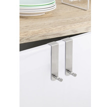 Doi cârlige de ușă din oțel inoxidabil pe o ușă de dulap