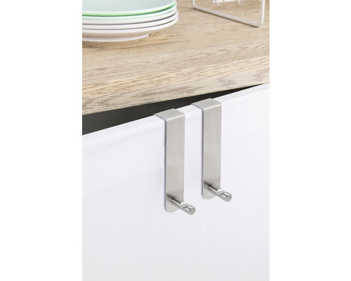 Doi cârlige de ușă din oțel inoxidabil pe o ușă de dulap