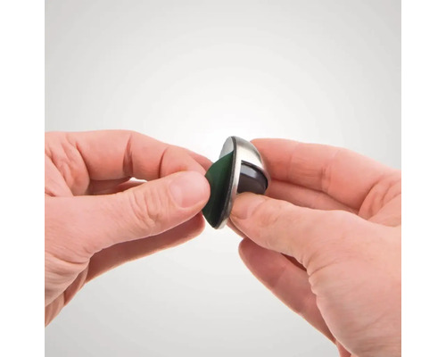 Oprirea ușii din oțel inoxidabil este ținută de mâini