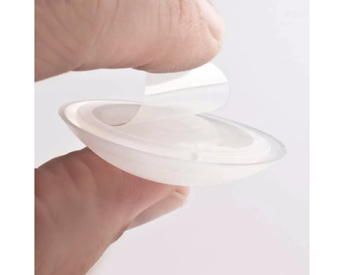 Dopurile transparente pentru chiuvetă sunt îndepărtate de pe deget.