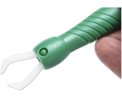 Instrument de îndepărtat căpușe cu mâner din plastic și clește