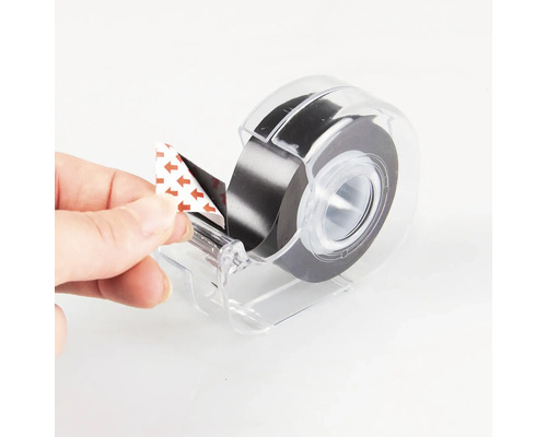 Dispozitiv de derulare bandă adezivă cu bandă neagră în utilizare