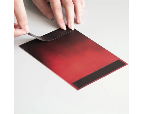 Folie magnetică autoadezivă cu folie de protecție este îndepărtată.