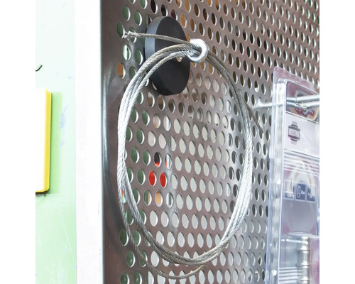 Cablu de oțel atașat la un panou perforat