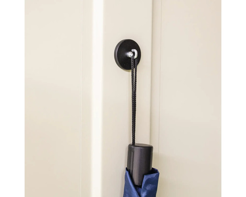 Suport magnetic pentru umbrelă cu o umbrelă atașată de o ușă.