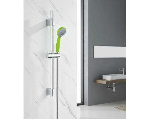 Set de duș cu bară și duș de mână într-o baie