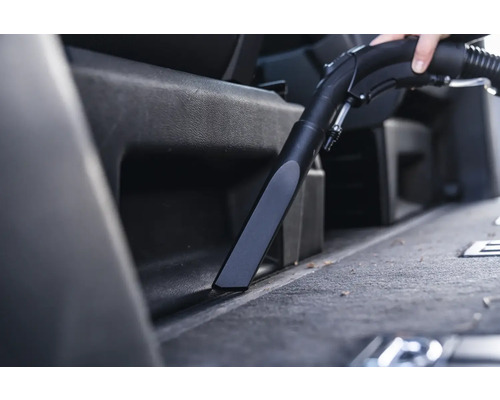 Duza aspiratorului curăță interiorul unei mașini