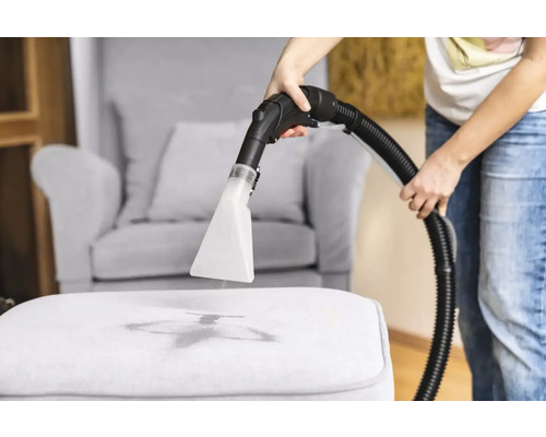 Curățarea unui taburet tapițat cu un aspirator cu injecție-extracție pentru îndepărtarea petelor