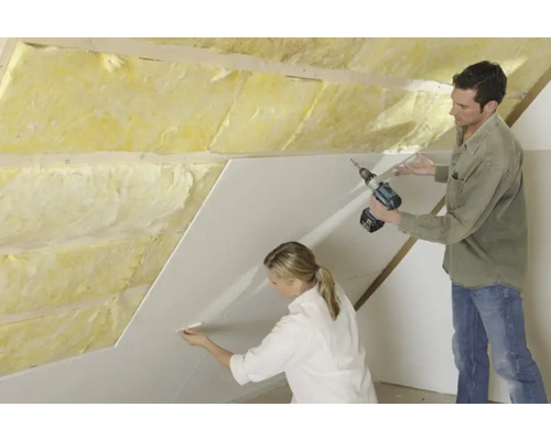 Mansardă izolată cu vată minerală și plăci de gips-carton.