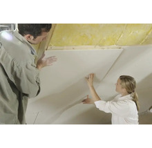 Două persoane fixează o placă de gips-carton pe un tavan