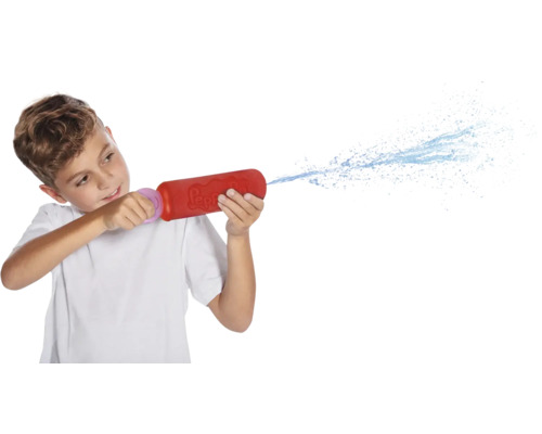 Băiat stropește cu un pistol cu apă