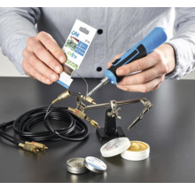 Lucrări de lipire cu ciocan de lipit, cositor și cablu