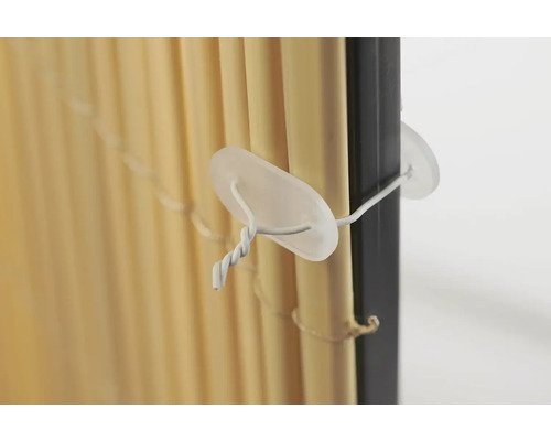 Vizualizare detaliată a unei jaluzele din bambus cu urechi de fixare